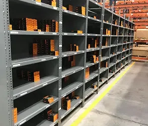 Bodega equipada con estantería metálica
