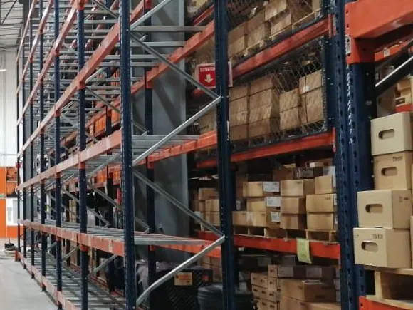 Almacén con racks y mercancía en varios niveles